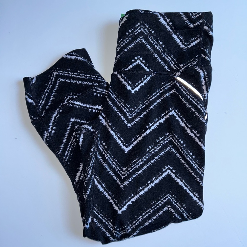 Athleta‎ zigzag capri length leggings- sz XSMALL